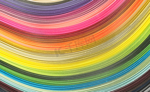 彩虹波浪摄影照片_白色背景上的抽象彩色波浪卷曲彩虹条纸