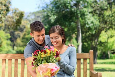 年轻人向他的女朋友献花