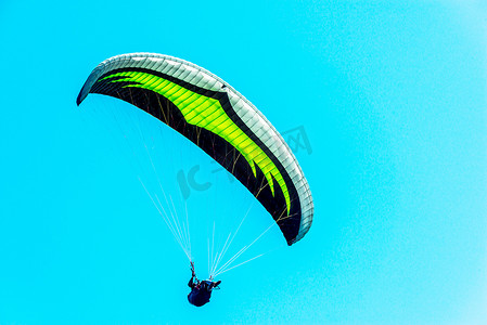 滑翔伞翱翔天际，自由活动，精彩体验