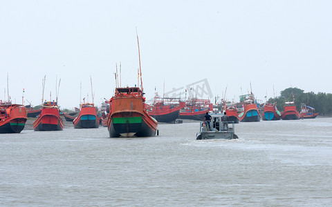 许多商业航海船只，如拖网渔船、帆船、所有红色和黑色颜色代码，以加强停泊在受保护海里区域的沿海安全。