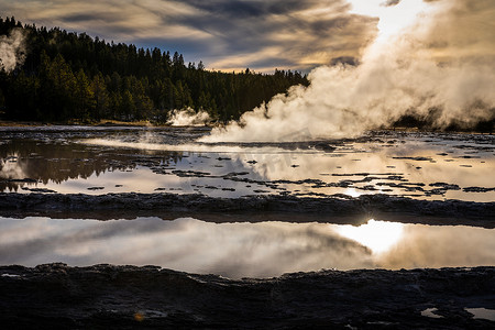 Firehole 湖 o 大喷泉间歇泉盆地全景