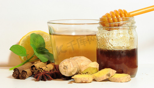姜薄荷柠檬桂香姜黄茴香和蜂蜜健康茶