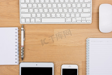 配备键盘、鼠标和笔的办公桌