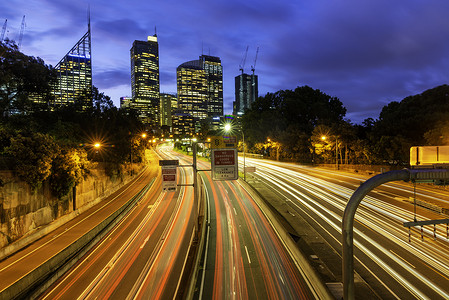 悉尼市夜间的车迹