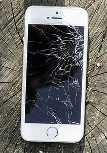 保加利亚普罗夫迪夫 — 2014 年 4 月 22 日：破碎的 iphone