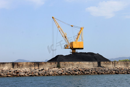 煤码头摄影照片_起重机和码头上的煤堆