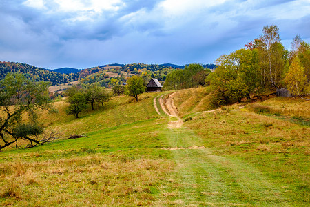 罗马尼亚喀尔巴阡山脉色彩缤纷的秋季景观