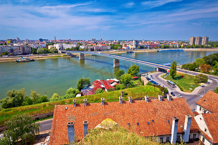 战神拉丁摄影照片_诺维萨德市和多瑙河从彼得罗瓦拉丁的鸟瞰图
