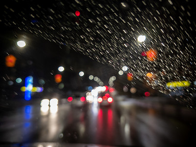 从右转向车看城市夜景的散焦照片