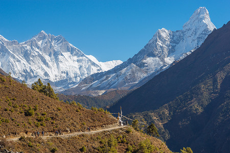 洛子峰摄影照片_珠穆朗玛峰、洛子峰和阿玛达布拉姆峰。