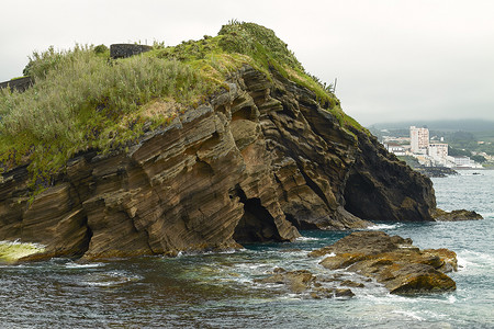 蓬塔德尔加达亚速尔群岛的岩层和波浪