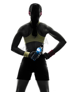 锻炼健身的女人拿着能量饮料后视 silhoue