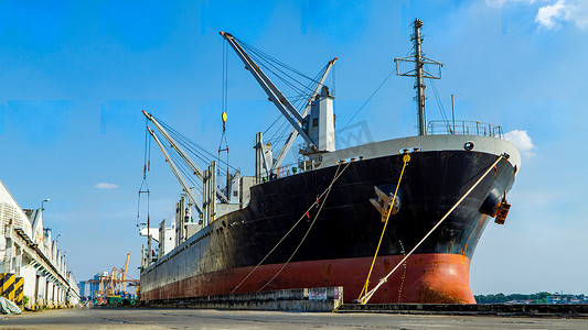 出口全球摄影照片_进出口和商业物流中的集装箱船，起重机，贸易港口，海运货物到港口，国际运输，商业物流概念