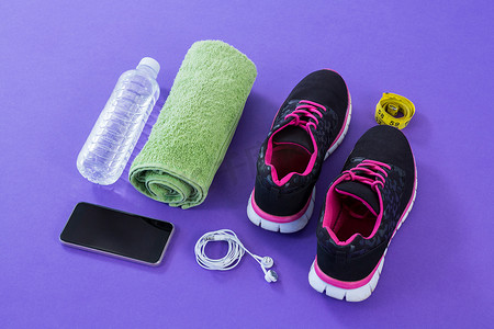 运动鞋、水壶、毛巾、卷尺、手机和耳机