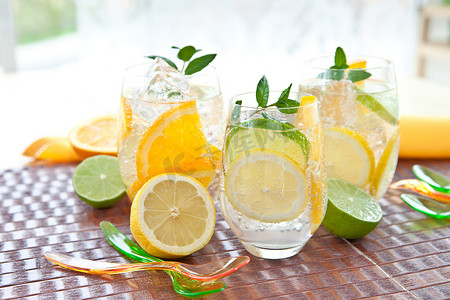 蓝色冷饮摄影照片_柠檬和橙子冷饮