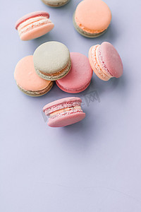 蓝色背景中的法式马卡龙、巴黎别致的咖啡馆甜点、甜食和豪华糖果品牌的蛋糕马卡龙、假日背景设计