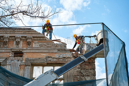 建筑工人拆除旧楼建造新楼