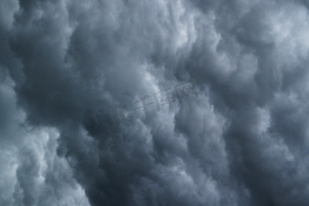 灾难场景摄影照片_来自雷暴的黑云