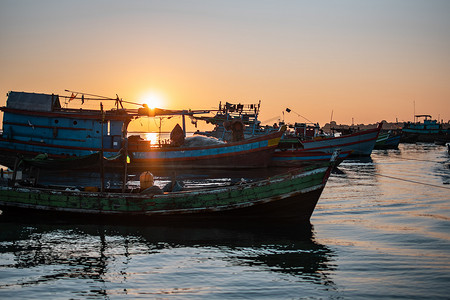日落在五颜六色的传统木渔船， Cgaun Thar， Irrawaddy，缅甸