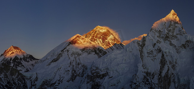 日落或日出时的珠穆朗玛峰和努子峰