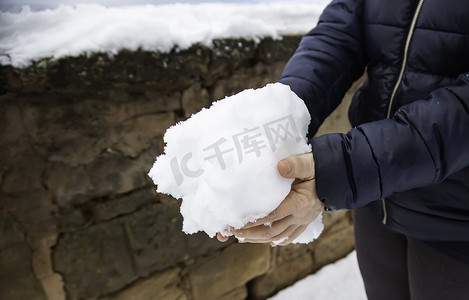 年轻女子玩雪、冬天和寒冷的细节