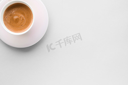 自助饮品摄影照片_一杯热法式咖啡作为早餐饮品，白色背景中的平底杯