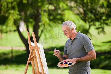 老人画画摄影照片_老人在花园里画画