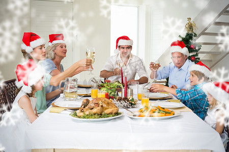 家庭在吃圣诞大餐时敬酒的合成图像