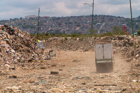 “CDMX。墨西哥，2020 年 9 月 10 日。一个巨大的垃圾填埋场，用于处理垃圾。垃圾填埋场或沉积物中的垃圾堆积。”