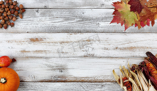 装秋摄影照片_白色质朴木板每个角落的秋装
