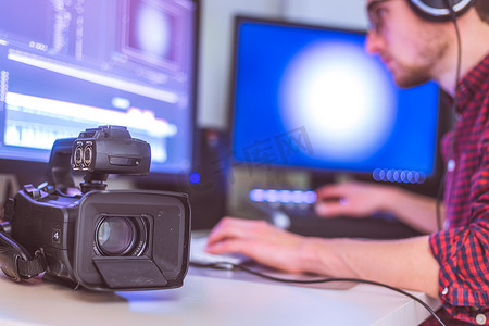 用于视频编辑和视频制作的专业剪辑室：监视器、摄像机和混音
