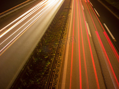 长时间曝光道路交通夜间灯光聚光灯