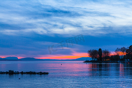 黄昏时分，洛桑莱蒙湖的壮丽景色