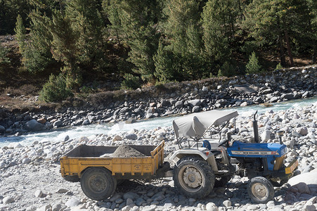 2019 年 5 月，印度偏远喜马拉雅斯皮蒂山谷的挖掘机从河岸地基倾倒土石砂和巨石的重型载重卡车卡车