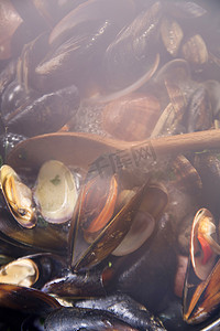 蛤蜊汤摄影照片_汤海鲜