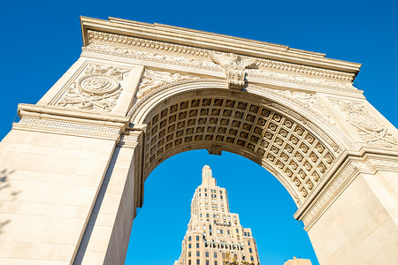 纽约市华盛顿广场公园的拱门和建筑物