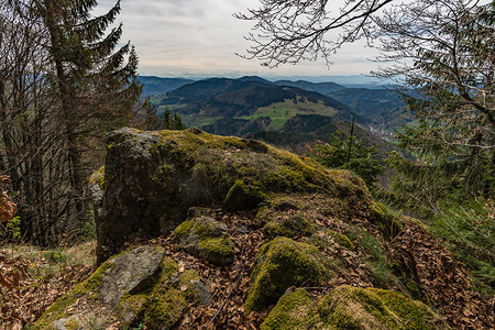 在黑森林美丽的舍瑙 (Schonau) 的 Belchen 徒步旅行