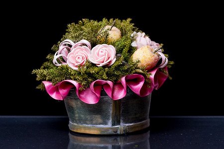 黑色表面带粉红丝带的锡花瓶上的花组合 — 水平