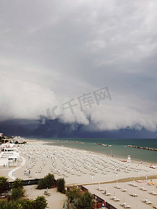 里米尼海滩风暴