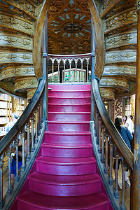 魔法师摄影照片_葡萄牙，Lello 书店的楼梯启发了 J.K 罗琳创作他的书“哈利波特与魔法石”