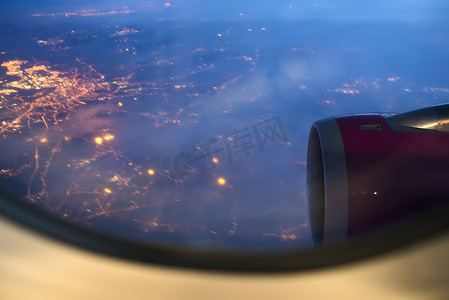 窗户夜景摄影照片_飞机外的夜景