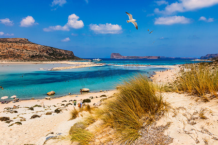 希腊克里特岛的巴洛斯泻湖和格拉姆武萨岛，海鸥飞过。 