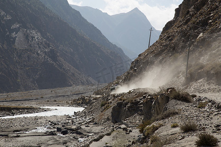 《尼泊尔安纳布尔纳峰地区的尘土之路》