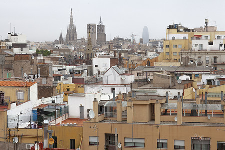 西班牙巴塞罗那拉瓦尔移民街区的屋顶