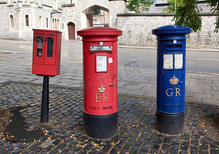 城市街道上的红色英国邮箱