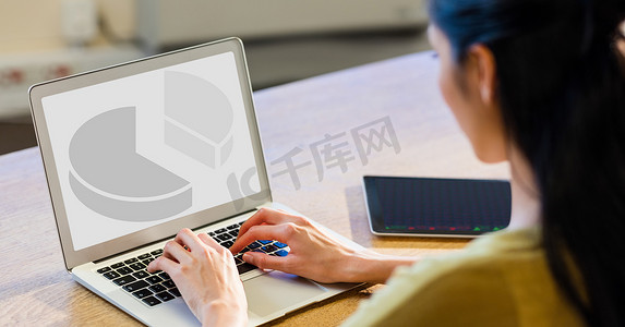 icon计算机摄影照片_在办公桌前使用笔记本电脑工作的女性