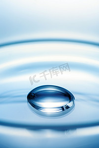 蓝光背景上有液滴的清洁玻璃培养皿