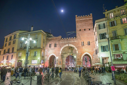 意大利米兰-2015 年 9 月：游客和当地人享受夜晚 l