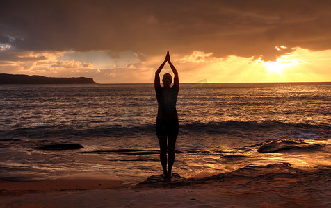 女子山式 - 日出时海边的山式瑜伽