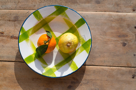 复古瓷盘中的水果橘子和梨